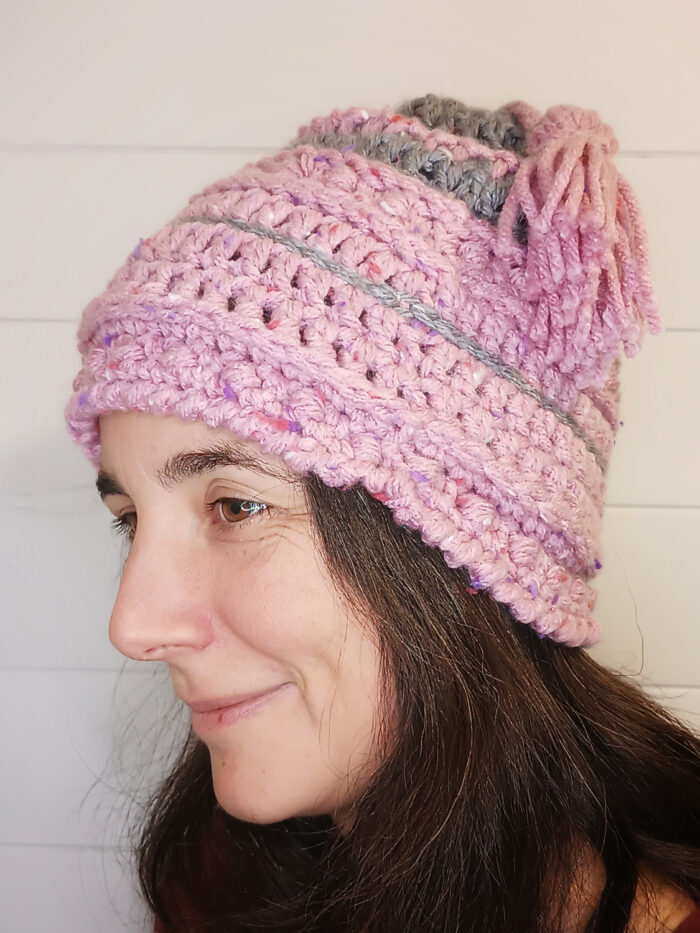 BONNET ROSE ET GRIS À POMPON GLAND